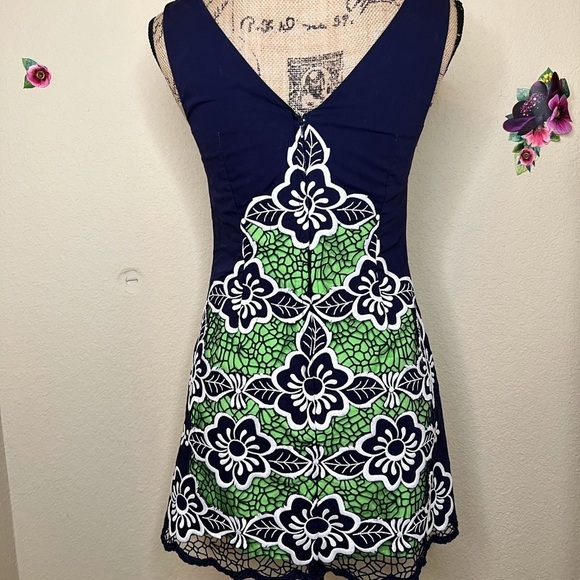 Lilly Pulitzer Dresses & Skirts - Lilly Pulitzer Jungle Flowers Embroidery Navy Green & White Shift Dress Size 0